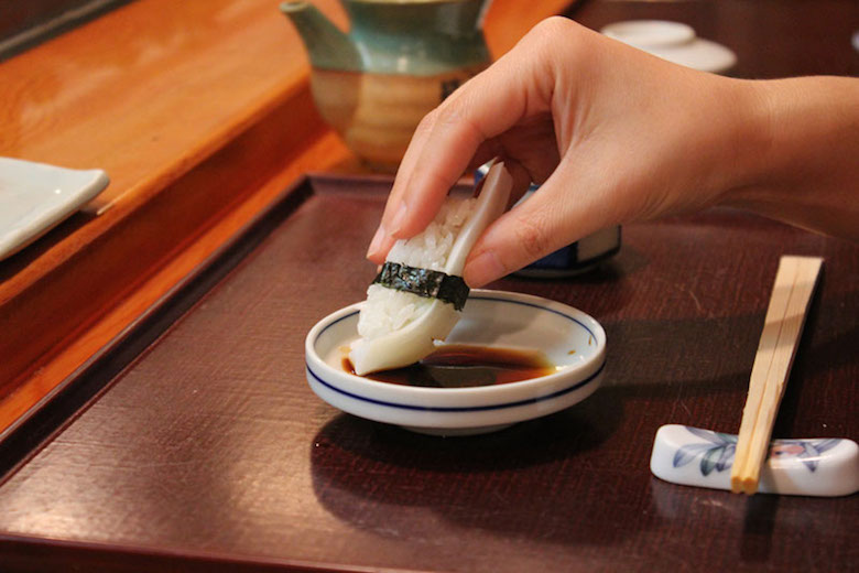 寿司到底是应该用手吃还是用筷子吃
